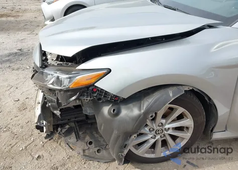 2021 Toyota Camry Le z USA, uszkodzony, nr VIN 4T1C11AK9MU599703